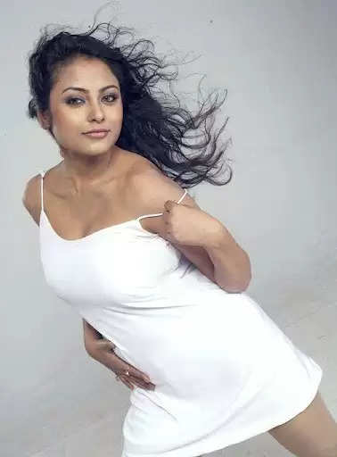 செ க் ஸி யான போஸ் கொடுத்த நடிகை மீனாட்சி..!! ஹாட் ஃபிக்ஸ் !!